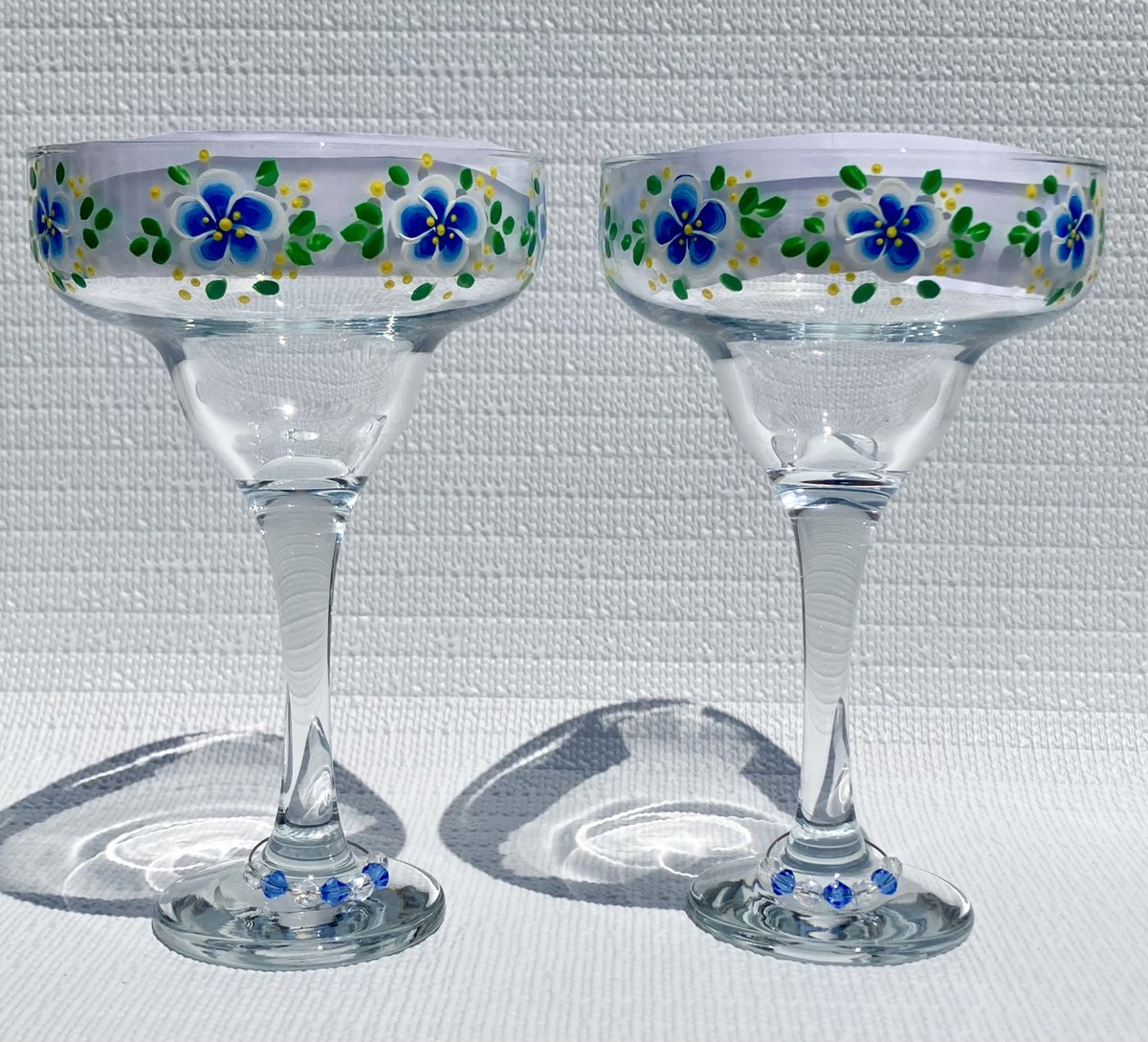 etsy.com/listing/150140… #bluemargaritaglasses #mimosaglasses #christmasgift #SMILEtt23 #giftsforher #handpaintedglasses #wineglasscharms