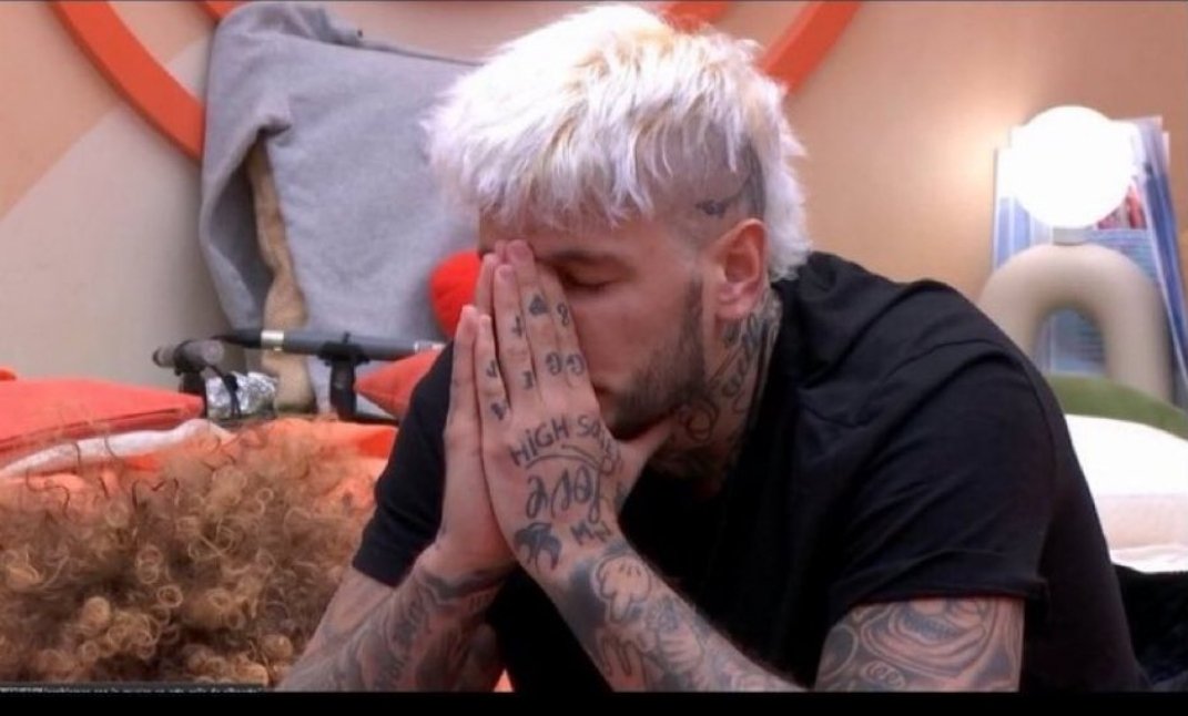 Srta_Arissca's tweet image. Susana largo de encima de la cama de Alex, primer aviso... 🤬

#RepescaAlex
#SINALEXNOHAYGHVIP