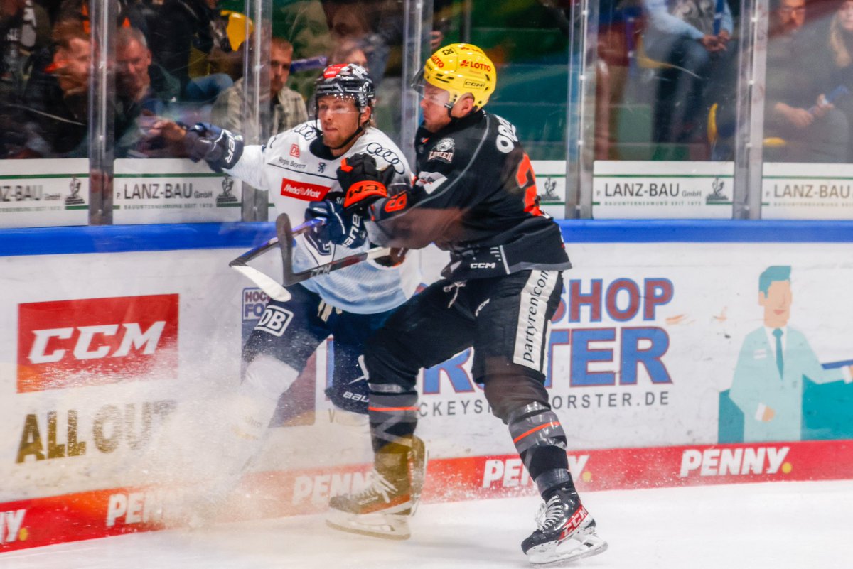 loewenfrankfurt's tweet photo. Spielende:
Im letzten Heimspiel vor der Pause unterliegen die Löwen den Panthern aus Ingolstadt mit 2:4.
Die Torschützen für die Löwen waren Maksim Matushkin und Nathan Burns.
Am Sonntag geht es nach Wolfsburg.
#FRAING 2:4
#loewenfrankfurt #bembelhockey https://t.co/N7B1QgghkV