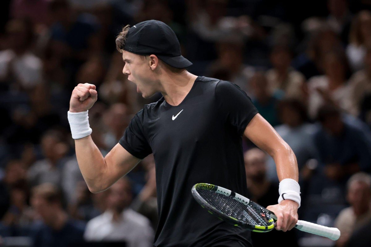 Holger Rune sauve une balle de match et prend la deuxième manche face à Novak Djokovic après 2h de jeu (5-7, 7-6). 🔥🇩🇰

#RolexParisMasters