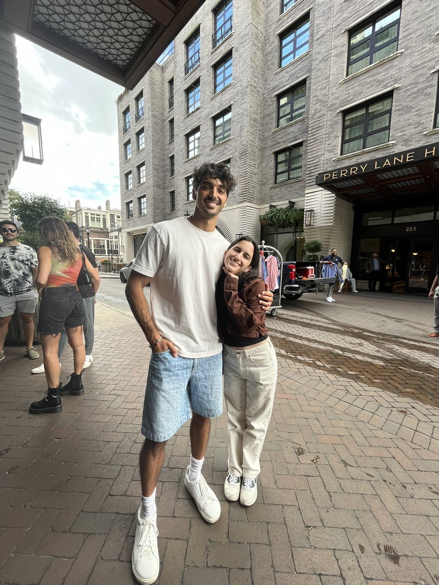 offtorwrb's tweet photo. he’s so tall and handsome as hell https://t.co/z0lSDBJdR6