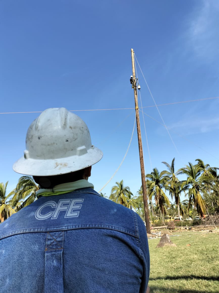 CFEmx's tweet photo. #JuntosPorGuerrero | Equipos de CEE Distribución y Transmisión reconectan la línea que pasa por Los Amates y Tres Palos. Se instalan postes de fibra de vidrio, algunos con ayuda de helicópteros. https://t.co/iscMvAOlwm
