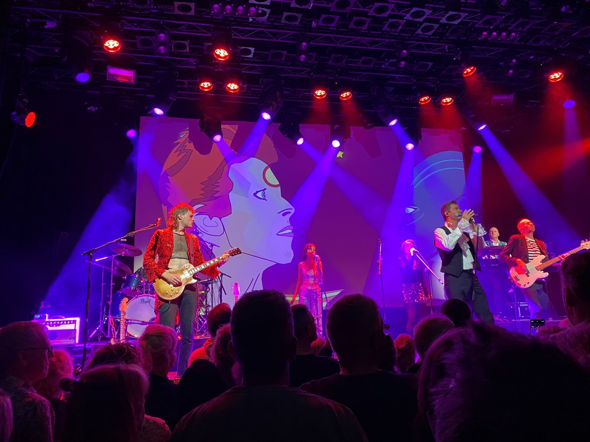 Bowie is helaas niet meer live te zien maar dit komt  toch wel heel dichtbij 
Station to station in de Boerderij Zoetermeer