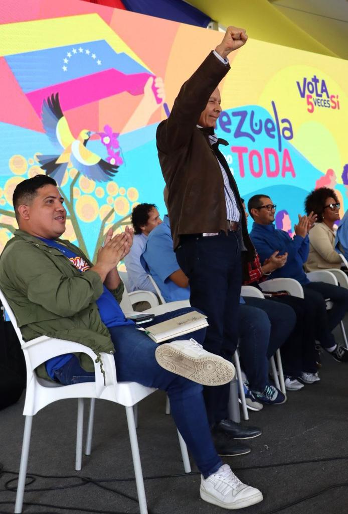 JoseVRangelA's tweet photo. En #Miranda quedó instalado el comando de campaña Venezuela TODA, para el referéndum en defensa del Esequibo. Un compromiso que asuminos junto al Gobernador @HectoRodriguez y en unión con el pueblo votaremos 5 veces SÍ, el próximo 3 de diciembre ¡Vamos!  #VenezuelaÍntegra https://t.co/TmX9iZCJNv