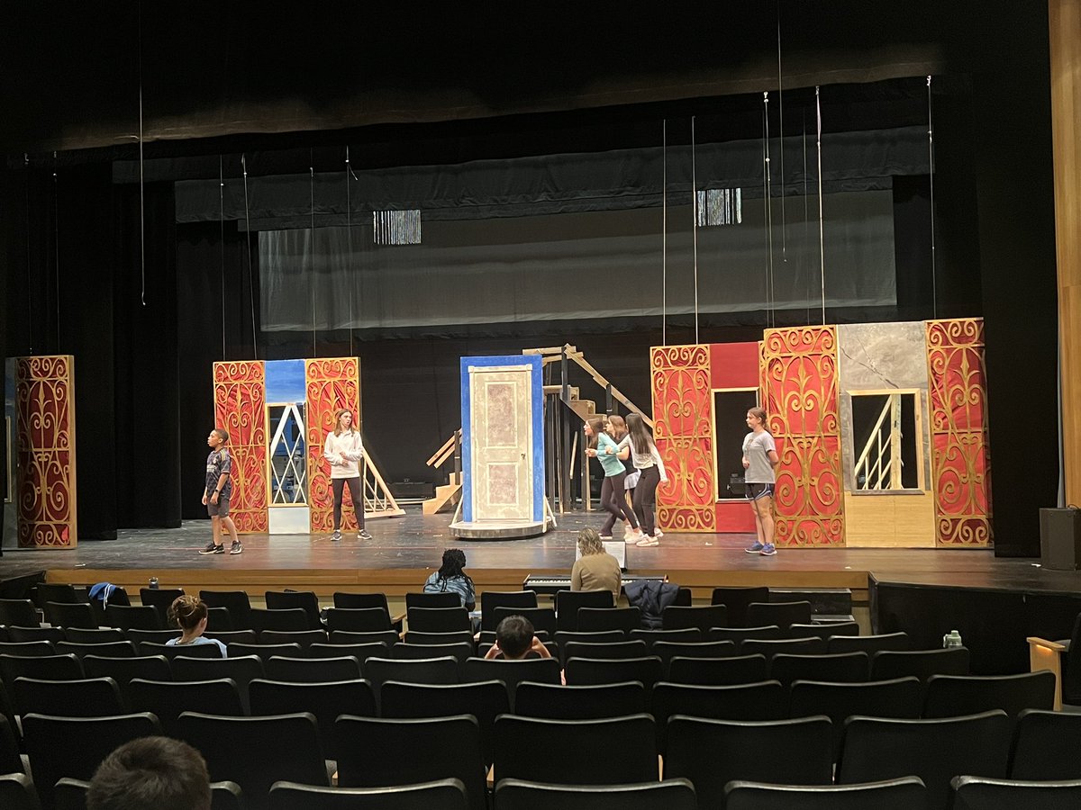 EATheatreTechie's tweet photo. Designer run for Frozen today!! https://t.co/iat8bdx4Ml