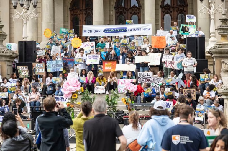 Late last night (Nov 2, 2023) the Michigan House of Representatives passed the Clean Energy Future package of bills.🌟Great news for our state🌟and the Huron as we work to tackle the climate crisis! hrwc.org/clean-energy-f…