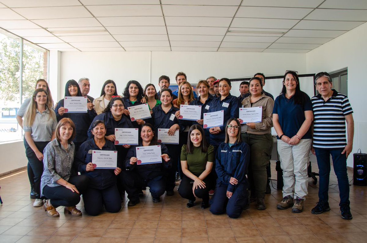 TeresitaMadera's tweet photo. Egresadas del Prog. Constructoras recibieron sus diplomas tras finalizar un refuerzo de conocimientos en soldaduría, en marco del "Programa de Prácticas" de @serranosaprensa

Felicidades a cada una por animarse a seguir aprendiendo!

@GobDeLaRioja @mintrabajo_lr @secdelaMujeryD https://t.co/IHqUGVr4CX