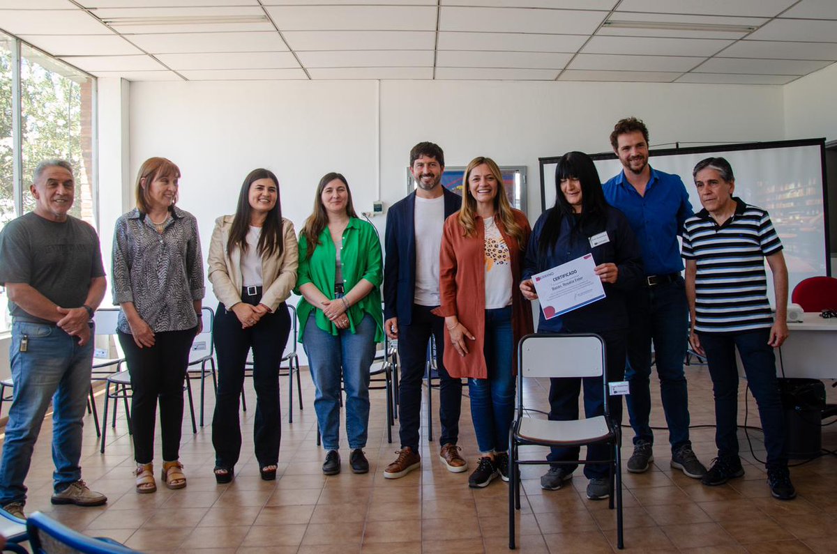 TeresitaMadera's tweet photo. Egresadas del Prog. Constructoras recibieron sus diplomas tras finalizar un refuerzo de conocimientos en soldaduría, en marco del "Programa de Prácticas" de @serranosaprensa

Felicidades a cada una por animarse a seguir aprendiendo!

@GobDeLaRioja @mintrabajo_lr @secdelaMujeryD https://t.co/IHqUGVr4CX