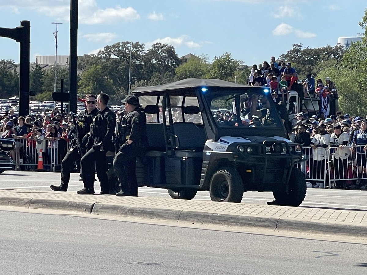 Cindee_Anne's tweet photo. Shout out to the @ArlingtonPD ! Y’all did a FANTASTIC job today at the @Rangers Championship Parade! 👏🏻👏🏻👏🏻 https://t.co/AaKOz02w7j
