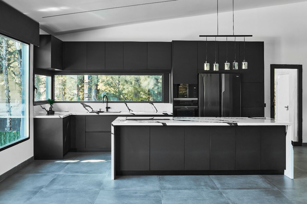 inkococinas's tweet photo. Un conjunto con mucha personalidad, perfecto para esta cocina amplia con mucha luz natural.
El mobiliario se posiciona en dos puntos, por un lado una isla central y por otro un mueble lineal donde está la zona de trabajo, almacenamiento y grande electrodomésticos.
#Inkococinas https://t.co/tO1VtCOQPU
