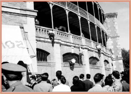 Garrido viejuno: enganchar la luz, usar la WIFI del vecino para ver el Netflix pirata... pagar por algo que puede ser gratis es algo que no nos gusta a los garriders, como estos que (en los años 60) se cuelan en los toros.