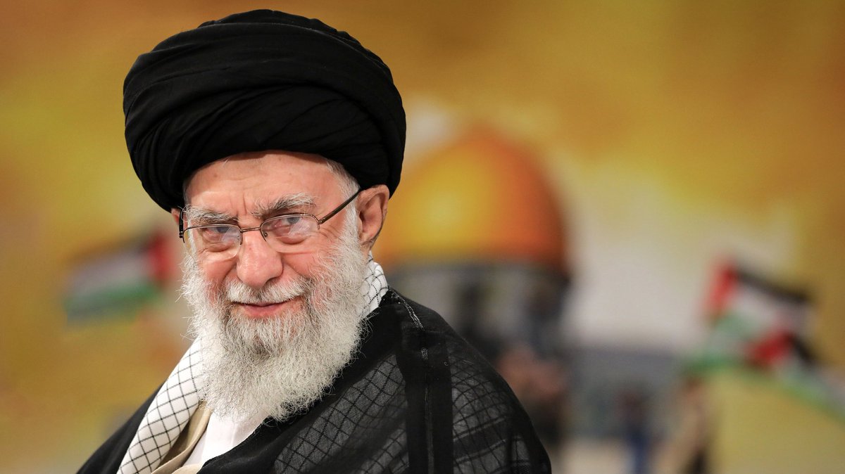Khamenei_fa's tweet photo. ما شک نداریم که «اِنَّ وَعدَ الله حَق»‌؛ وعده‌ی الهی حق است.
وَ لا یَستَخِفَّنَّکَ الذین لا یوقِنون‌‌؛ اینهایی که به وعده‌ی الهی یقین ندارند، با منفی‌بافی‌های خودشان شما را باید متزلزل نکنند، سست نکنند.

و ان‌شاءالله پیروزی نهایی و نه چندان دیر، با مردم فلسطین و فلسطین خواهد بود. https://t.co/QWdUOCISPr
