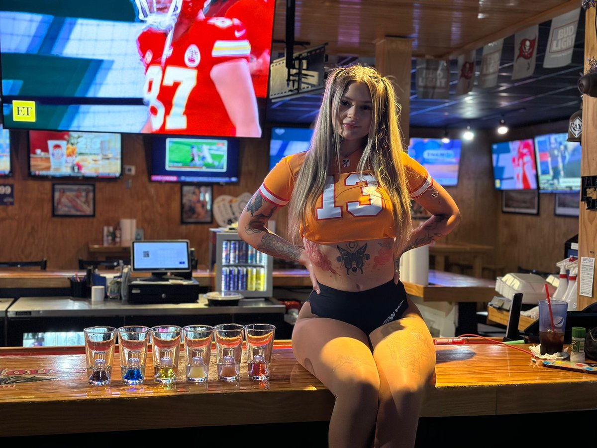 WingHouseGirls's tweet photo. Friday is here!
The drinks are cold, the wings are hot and the WingHouse Girls are here to kick off your weekend the right way!
Let's get this party started!
.
.
.
#Weekends #DomesticBeers #HappyHour #GoBucs #BeerMe #ColdPints #Blonde #WingHouse #WingHouseGirls https://t.co/VKZVeCsiy8