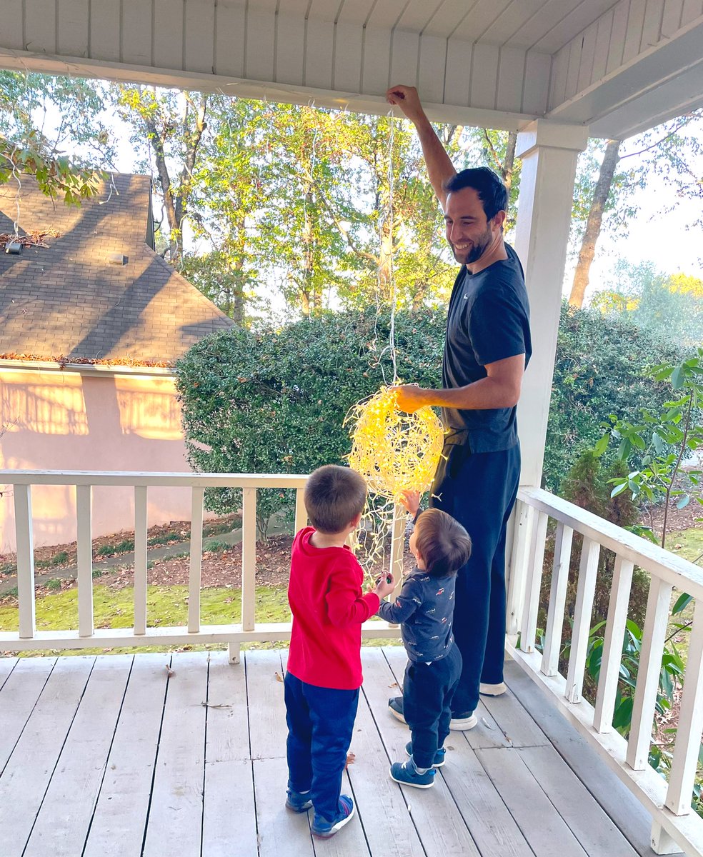 cpamm's tweet photo. Well, I guess we’re starting the holiday season early this year. Me and the bros are hanging up icicle lights and eating @oreo cookies. #HolidayOREOAllowance #OREOSweepstakes https://t.co/bU6mp9qxSS