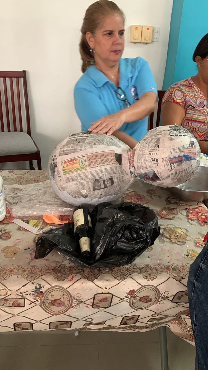 PedepeEspaillat's tweet image. ✨🎄 Los participantes del taller de reciclaje de Coraamoca están dando vida a la magia navideña con sus talentosas creaciones. 

♻️🌟 Únete a nosotros para admirar su esfuerzo y compromiso en la elaboración de adornos únicos. #ReciclajeCreativo #AdornosNavideños @coraamocard