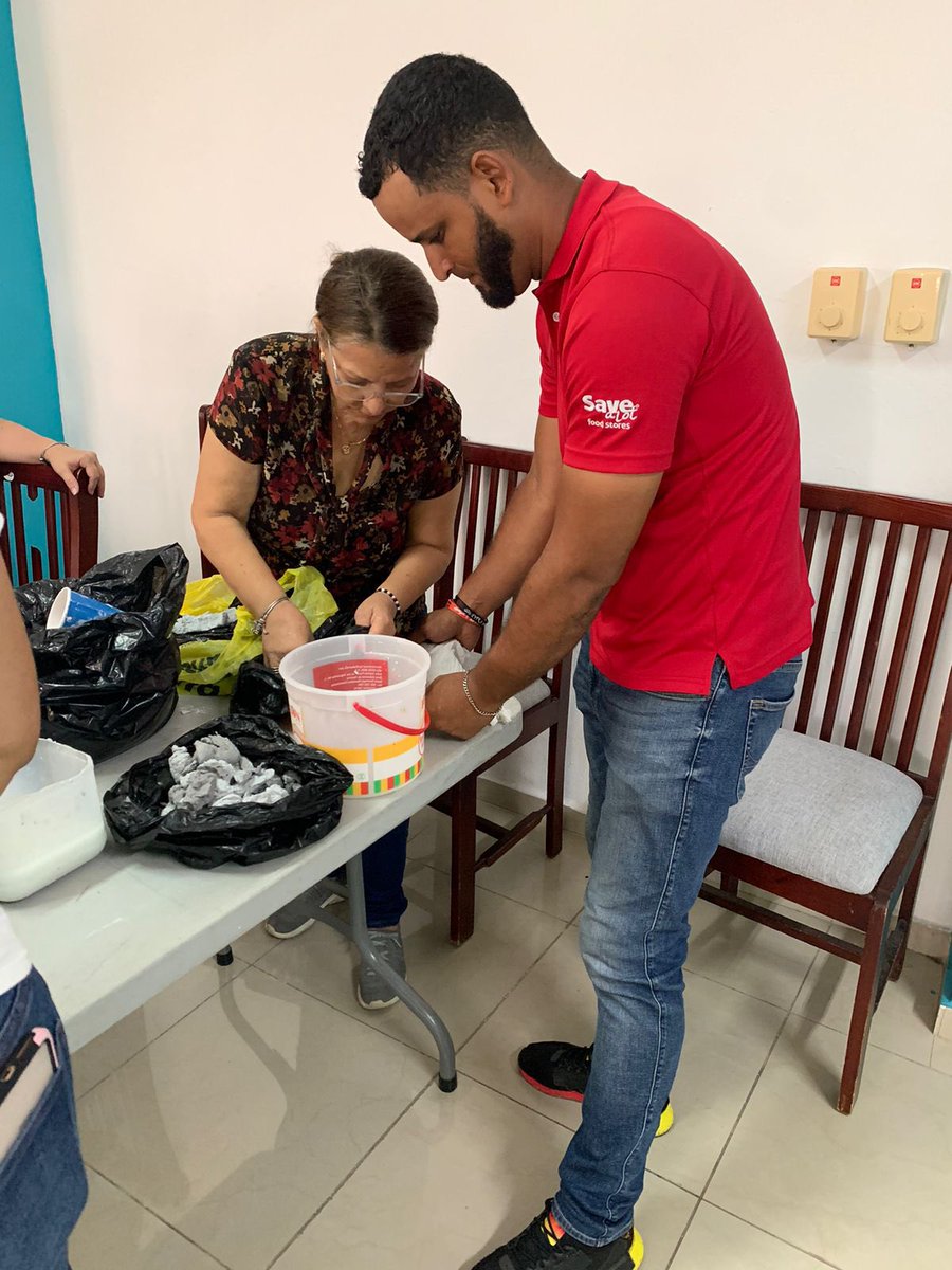 PedepeEspaillat's tweet image. ✨🎄 Los participantes del taller de reciclaje de Coraamoca están dando vida a la magia navideña con sus talentosas creaciones. 

♻️🌟 Únete a nosotros para admirar su esfuerzo y compromiso en la elaboración de adornos únicos. #ReciclajeCreativo #AdornosNavideños @coraamocard
