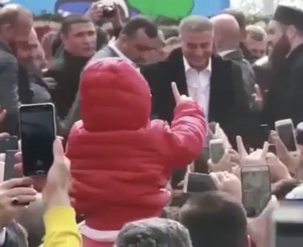 Bu sevdanın tarifi yok;
BEBE’sinden DEDE’sine,
VELİ’sinden DELİ’sine kadar milyonlarca kardeşin seninle..!
<a href="/sedat_peker/">Sedat Peker</a> 
#reis #sedatpeker 
#birumutturyaşamak