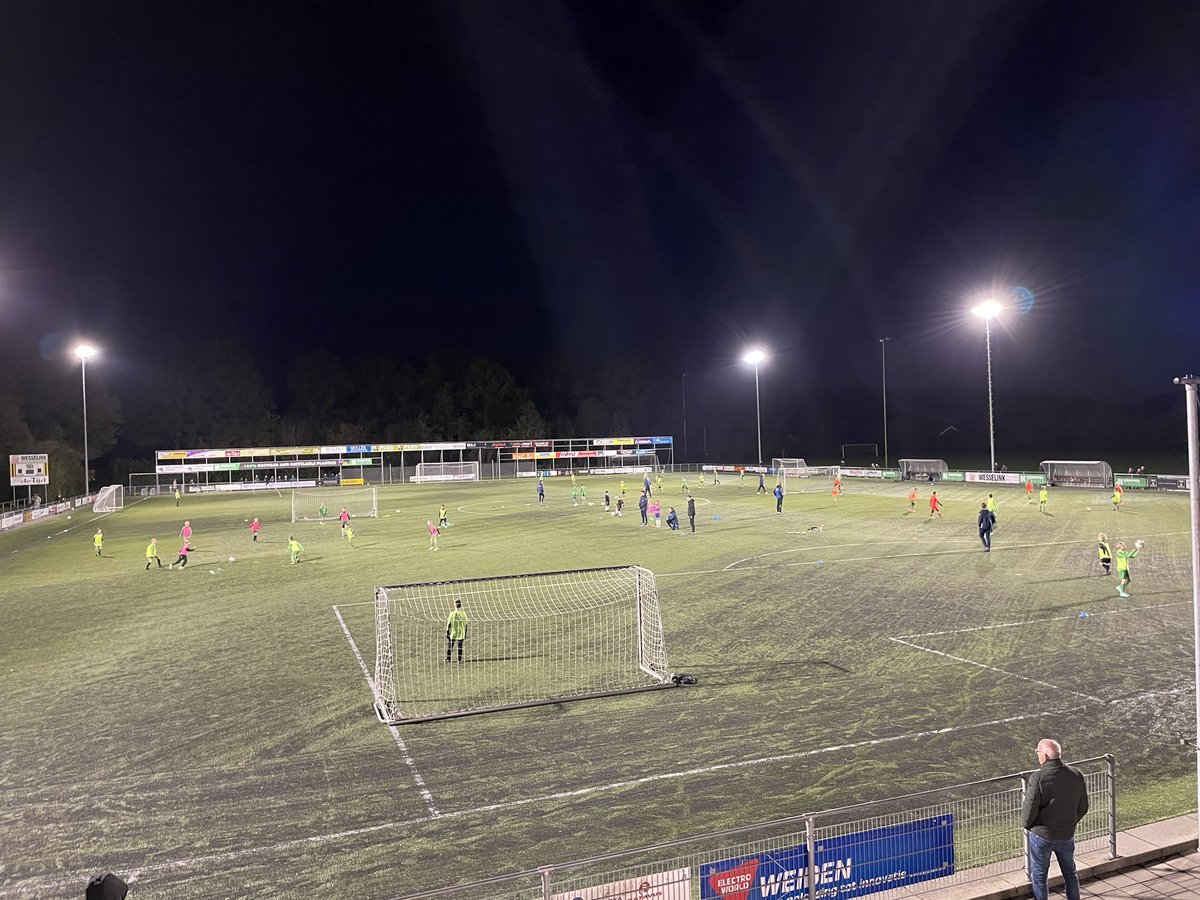 Vandaag de eerste speelronde binnen het regioplan van de fc Twente / Heracles academie. Te gast bij <a href="/udweerselo/">v. v. UD Weerselo</a> spelen locatie Oost en locatie Twello tegen elkaar. Plezier en ontwikkelen voorop! ⚽️
