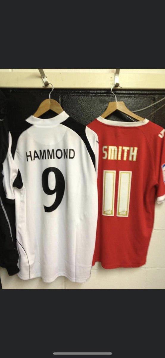 craighammond9's tweet image. Wow 11 years ago what a night it was MK Dons under the lights on tv,FA CUP 1st round party time had hit Milton Road ⚽️⚽️🖤🤍#memories #greattimes #strikers