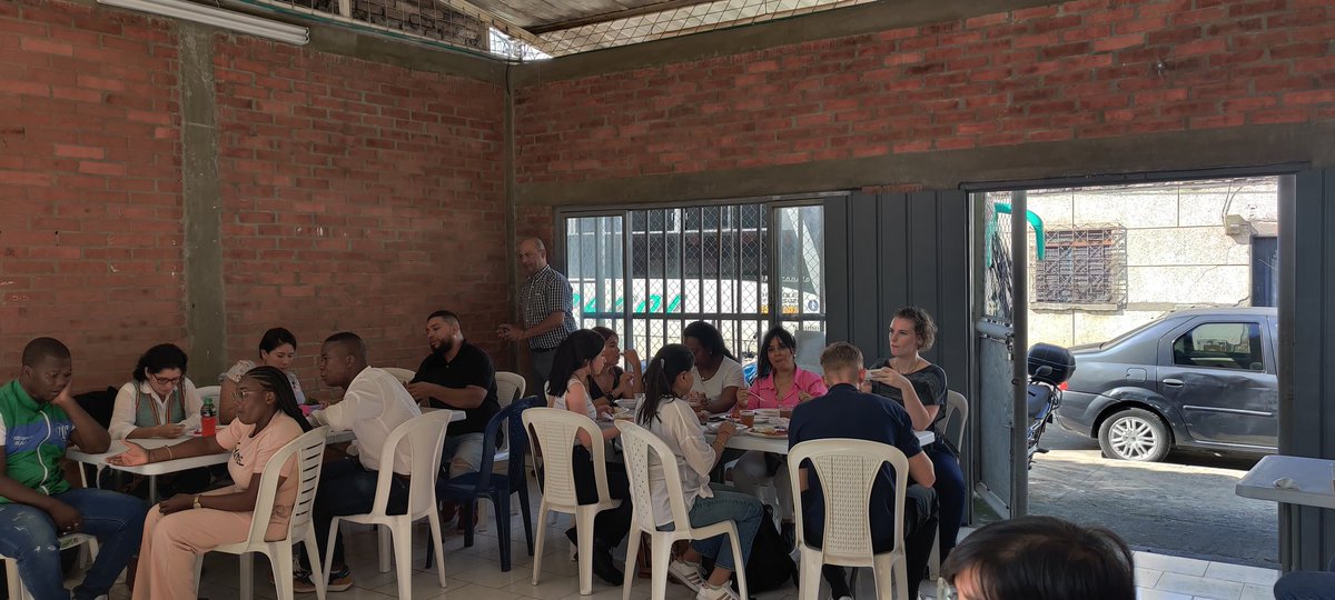 Felipe_BoteroE's tweet image. Mi trabajo preferido es ser profesor. Y creo profundamente que el mejor salón es la calle. Asignatura de Violencia Urbana y Construcción de Paz 2023, Maestría de Derechos Humanos y Cultura de paz de @javerianacali conociendo #PAZOS DE @AlcaldiaPalmira @SoyOscarEscobar