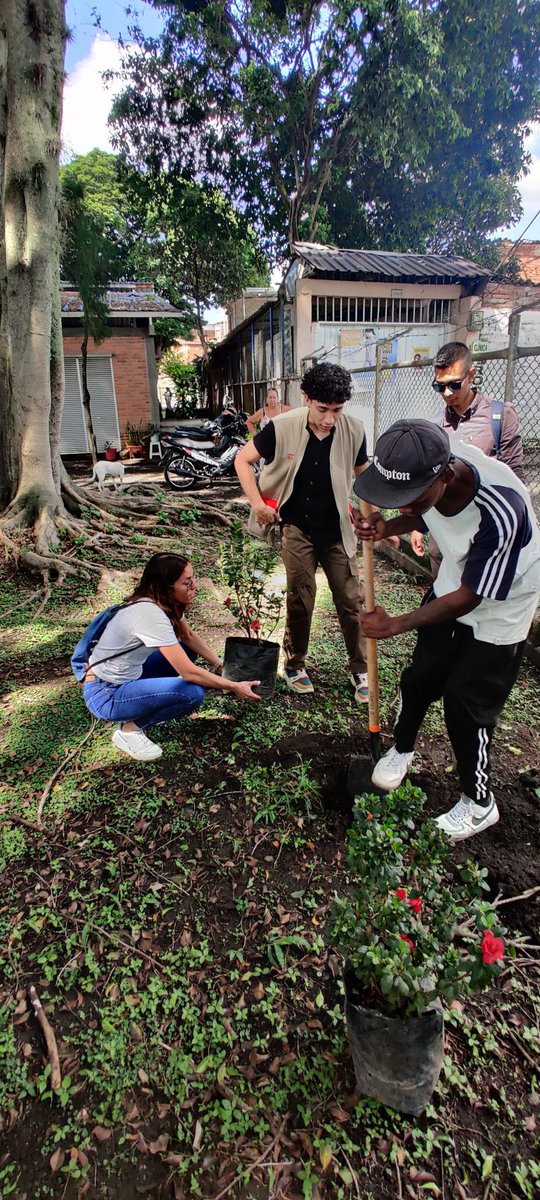 Felipe_BoteroE's tweet image. Mi trabajo preferido es ser profesor. Y creo profundamente que el mejor salón es la calle. Asignatura de Violencia Urbana y Construcción de Paz 2023, Maestría de Derechos Humanos y Cultura de paz de @javerianacali conociendo #PAZOS DE @AlcaldiaPalmira @SoyOscarEscobar