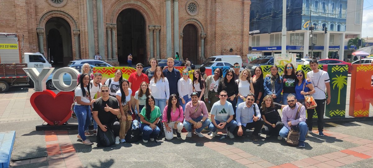 Felipe_BoteroE's tweet image. Mi trabajo preferido es ser profesor. Y creo profundamente que el mejor salón es la calle. Asignatura de Violencia Urbana y Construcción de Paz 2023, Maestría de Derechos Humanos y Cultura de paz de @javerianacali conociendo #PAZOS DE @AlcaldiaPalmira @SoyOscarEscobar