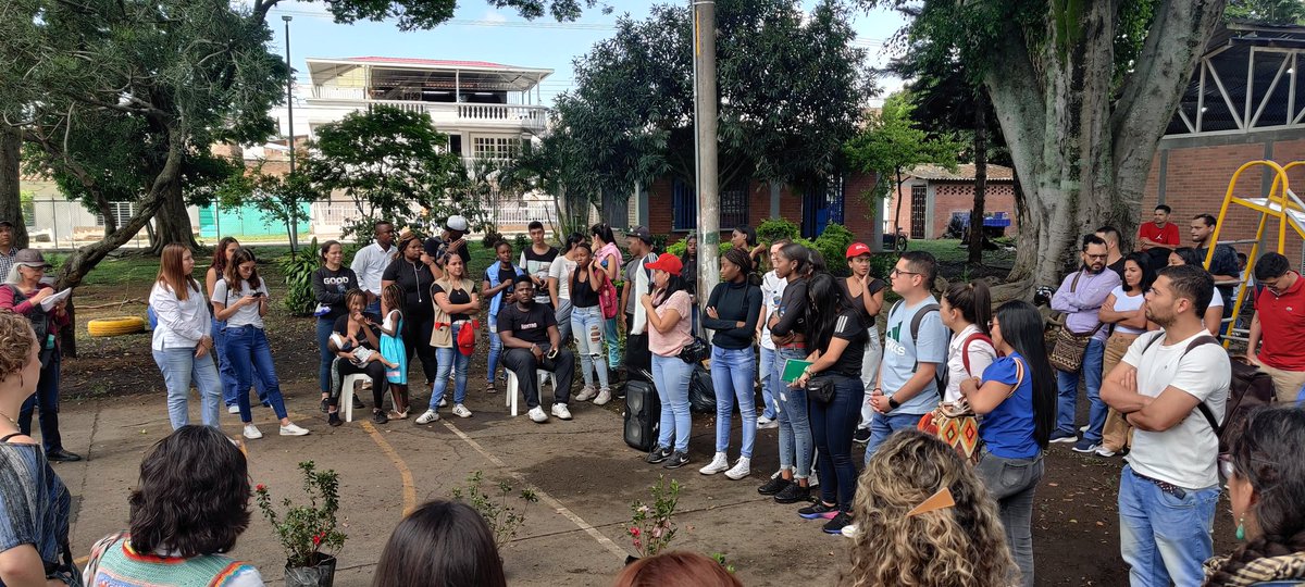 Felipe_BoteroE's tweet image. Mi trabajo preferido es ser profesor. Y creo profundamente que el mejor salón es la calle. Asignatura de Violencia Urbana y Construcción de Paz 2023, Maestría de Derechos Humanos y Cultura de paz de @javerianacali conociendo #PAZOS DE @AlcaldiaPalmira @SoyOscarEscobar