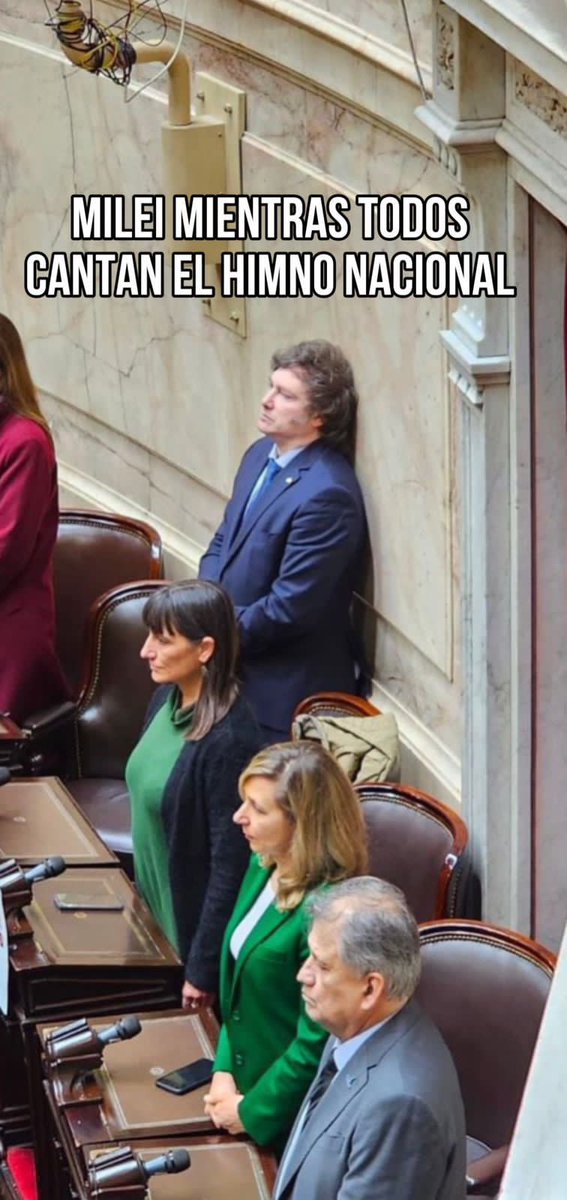 MarileNeumayer's tweet photo. "Cuando miro la bandera veo un muro de ladrillos, así yo veo a la bandera"

En la 2da imagen, están cantando el Himno nacional y él recostado en la pared, a propósito para demostrar su desprecio a la Argentinidad.

👉 Sacá tus conclusiones

#NoAMilei 
#NoAMilei 
#NoAMilei https://t.co/Xtq4FAyViR