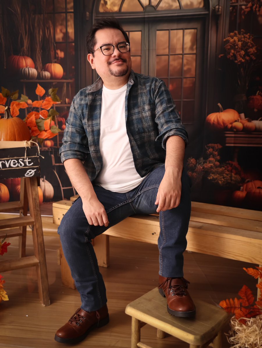 charromty's tweet photo. Terminando nuestra temporada #FallPumpkinPatch… si me ven cara de bien cansado si es verdad…. Ya vieron al guapo asistente? https://t.co/40u2QODnAr