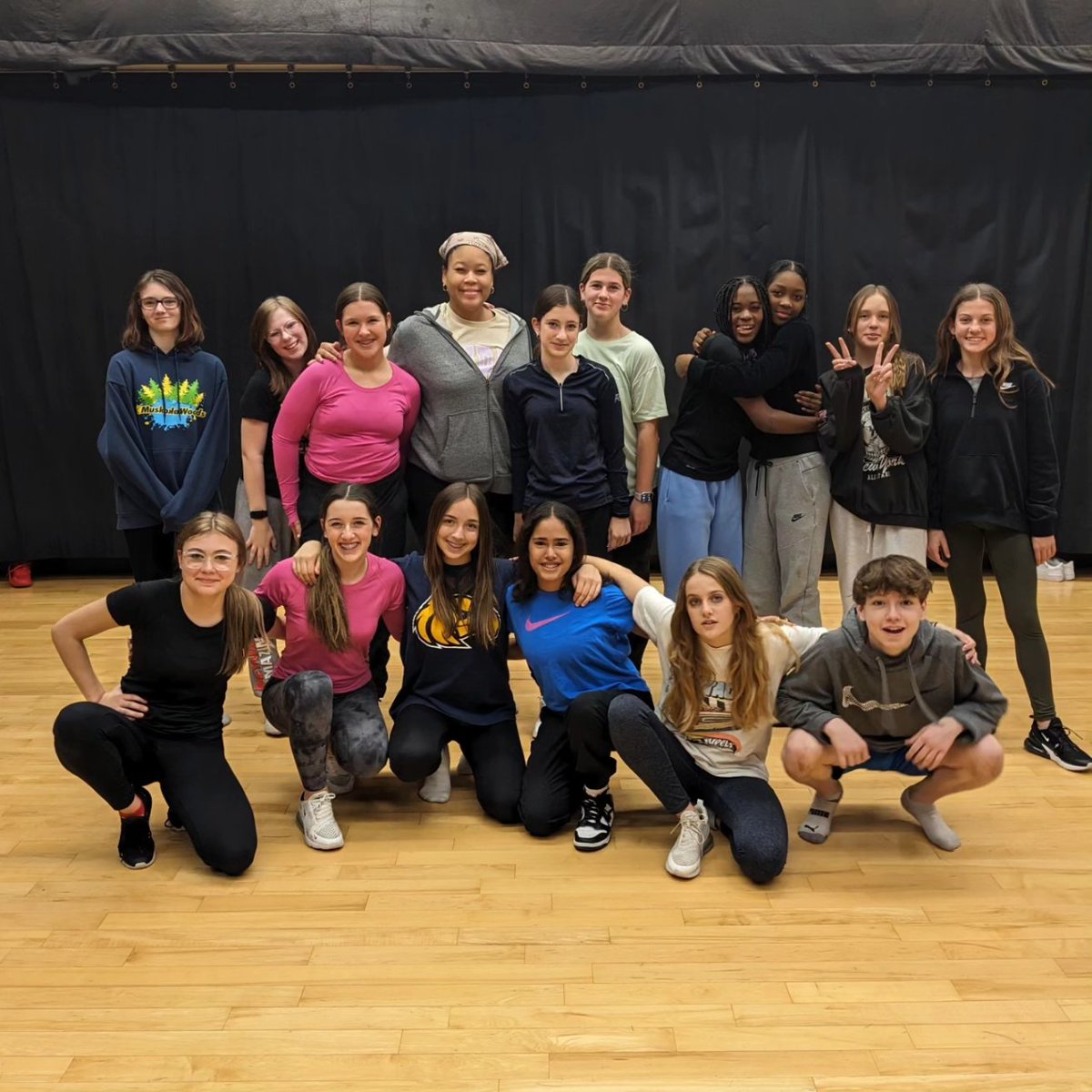 Alumni returned to instruct a hip hop workshop for the Gr. 9 and Gr. 10 dance classes!