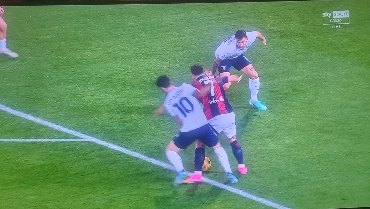 gmeloni49's tweet photo. #BolognaLazio Lotito si è comprato tutti #VAR #ARBITRO e #commentatori #SkySport https://t.co/R05XYLF5Mr