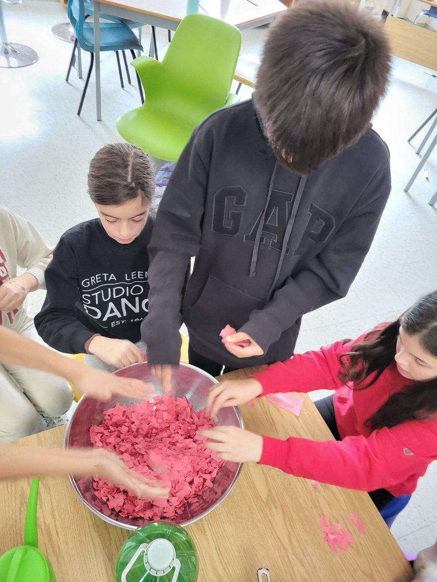 misssammantha's tweet image. We completed the @FanshaweCollege #poppyproject 💢 and created sustainable seed paper. Then our buddies @Mme_Dorval came &amp;amp; we made free form poppies together. So excited to wear them to our @ThomasMoreOCSB remembrance day service Thursday. Thank you @OttCatholicSB @NedaBernabo
