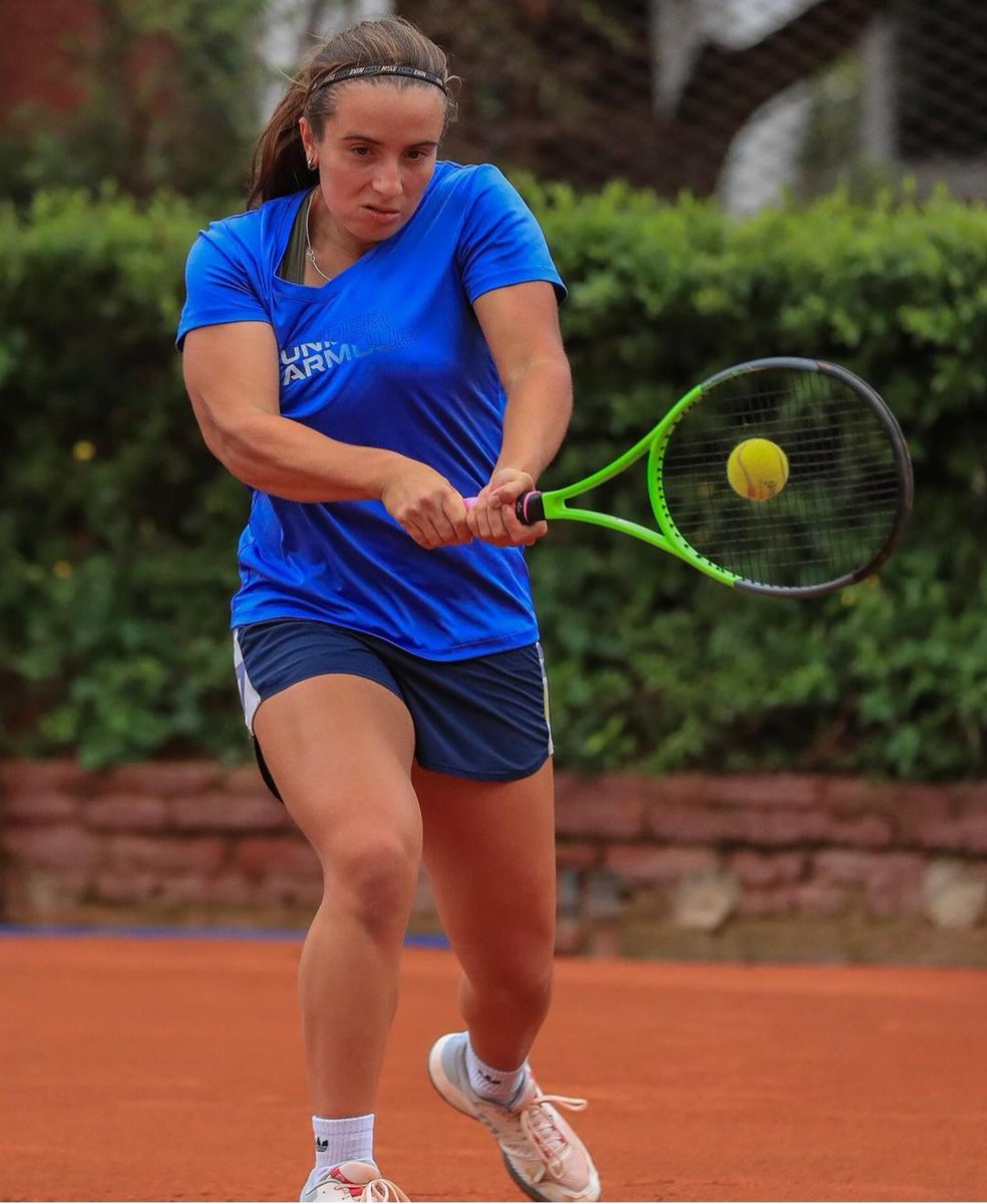 tenistasfemarg's tweet photo. “En mi debut pude jugar de igual a igual en el segundo set contra Carolina Alves 🇧🇷, que está ubicada entre las mejores 300 del ranking mundial. Las sensaciones fueron super positivas y me motivan a seguir trabajando para mejorar mi tenis. https://t.co/graNLJg6Ar