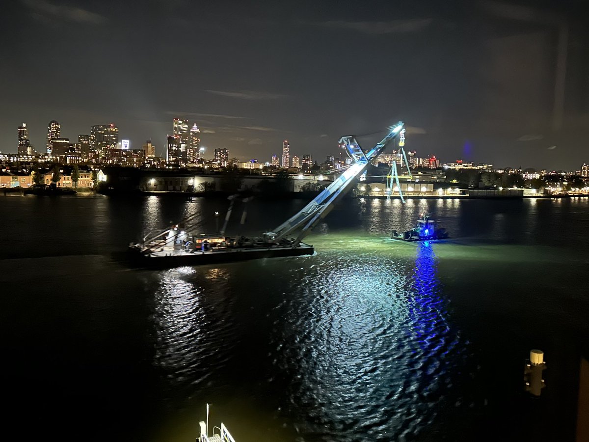 VanHuetCC's tweet photo. Never a dull view 🙌🏻 #Rotterdam #Maas https://t.co/ixl97fgQv0