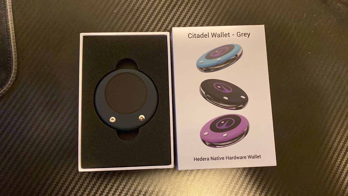 exatorian's tweet image. My test unit arrived @citadelwallet !  First impressions of the effort @hbar_to_moon went to keep packaging simple and effective is just wow!!!  I felt like I had unboxed the final product! #HBARNFTs #HelloFuture #HelloSecurity #Hedera  #NFT