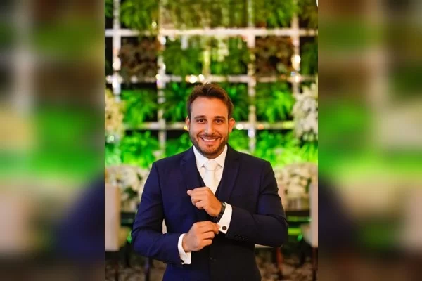 Metropoles's tweet photo. ➡️ DF: Ceub tem novo reitor: Rafael Lopes assume universidade
Rafael Lopes está no Ceub há 18 anos. Antes de assumir a Reitoria, ele atuava como assessor da Mantenedora da tradicional universidade
Leia na coluna de #GrandeAngular: https://t.co/KLFnpSSVou https://t.co/iUEmTuqhkD