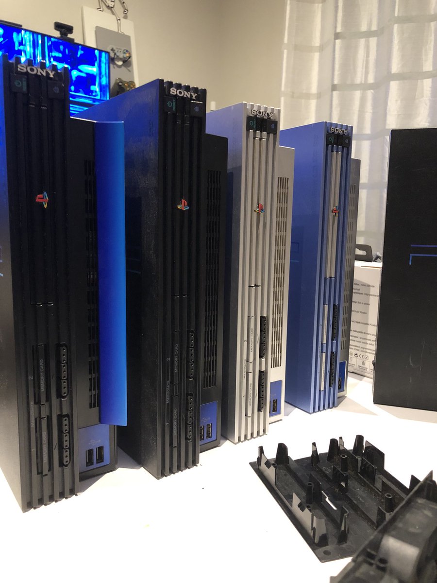 Banzai_Edition's tweet photo. La grand famille va enfin partir bye bye. #ps2 #playstation2 #freemcboot #disquedur #hdloader https://t.co/NncGOi8kuo