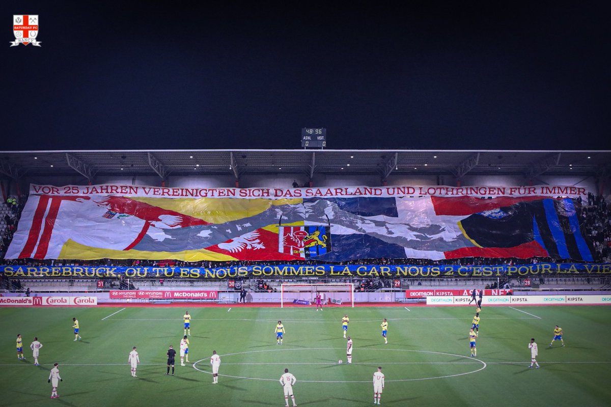 asnlfans's tweet photo. Le magnifique tifo du Saturday FC pour fêter les 25 ans d’amitié avec Saarbrücken. Respect à eux pour le travail réalisé pendant de nombreuses semaines. 

🗯️ « Vor 25 jahren vereinigten sich das Saarland und lothringen fur immer »

🗯️ « Sarrebruck, ou tu es nous sommes là car nous 2 c’est pour la vie »

🔴⚪️🤝🔵⚫️