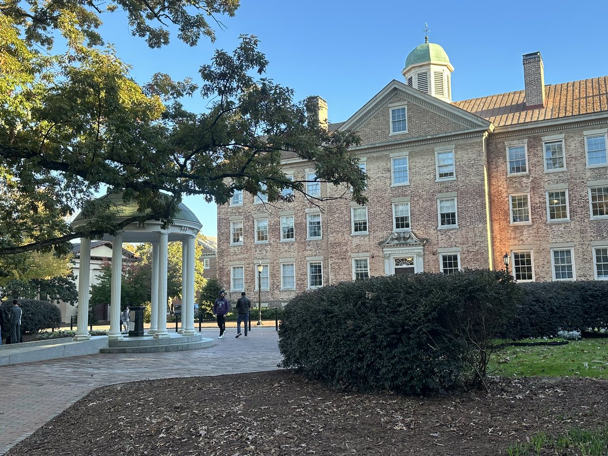 ERDocBrown's tweet photo. What a beautiful fall evening in Chapel Hill.
#OldWell #goldenhour @UNC https://t.co/vpilJ0GyMd