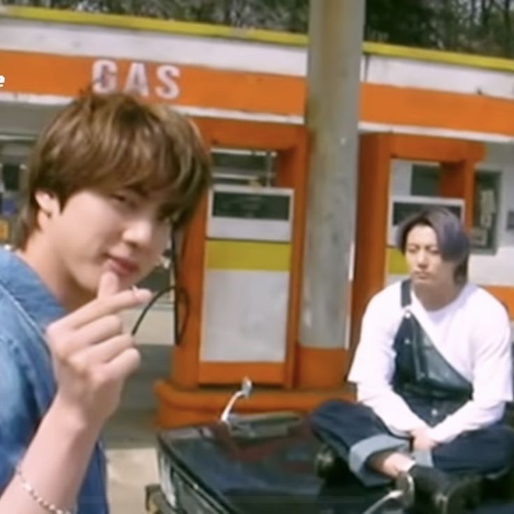 taeskyblue's tweet photo. jin e jungkook em uma relação de amor e ódio; a thread https://t.co/Mdb39cUkuY
