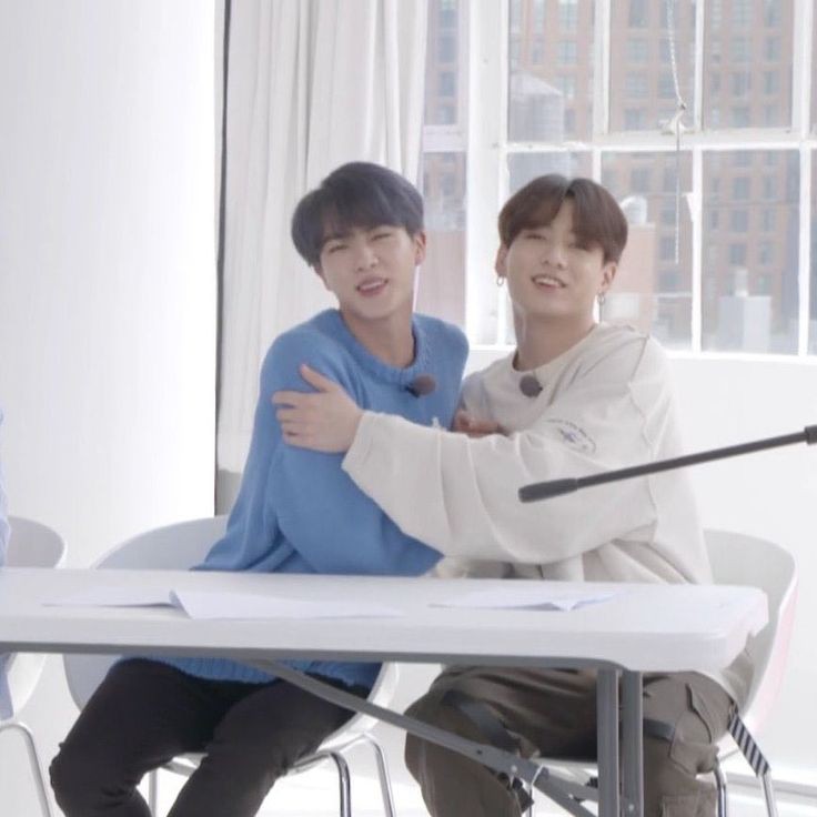 taeskyblue's tweet photo. jin e jungkook em uma relação de amor e ódio; a thread https://t.co/Mdb39cUkuY