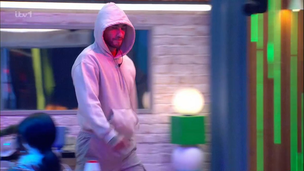 AndyGibsonTV's tweet photo. PAUL is out to cause trouble.
His entire manner and attitude stinks more than a sewer.
He is wanting a fight by the looks of things.
#BBUK #BigBrother #BigBrotherUK #BBPaul https://t.co/r6l1Nv2I20