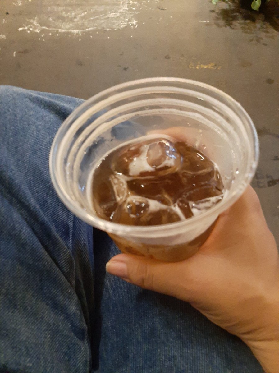 gyseli's tweet photo. Graças a Deus sou mineira o que me permite tomar um xeque-mate geladinho no mercado novo após um dia casativo de trabalho https://t.co/X5qbj7LNLb