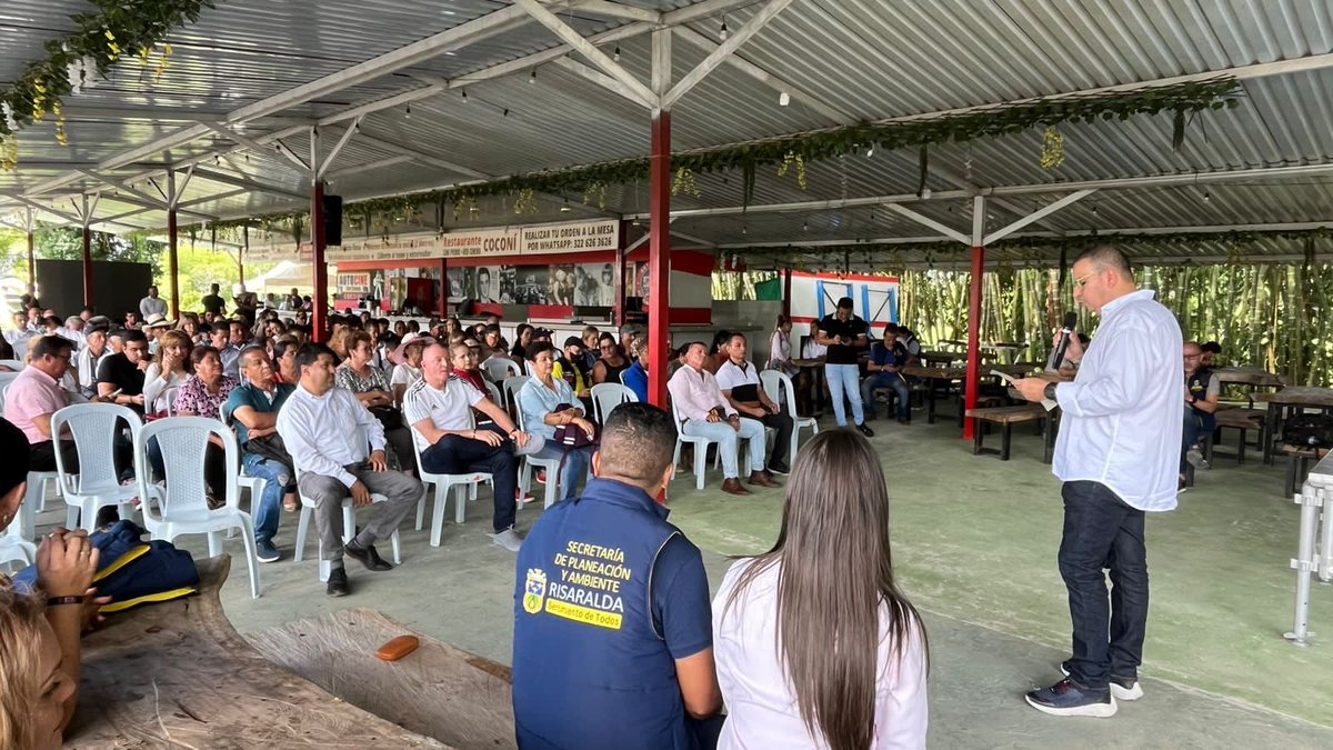 Gob_Risaralda's tweet photo. 🫱🏻‍🫲🏽 Realizamos el diálogo social con los risaraldenses para conocer su opinión sobre la gestión de nuestro Gobierno #SentimientoDeTodos.
Nos preparamos para la Rendición de Cuentas 2023.
¡Esta ha sido una administración de cara a Risaralda! https://t.co/alrFvNVRuI