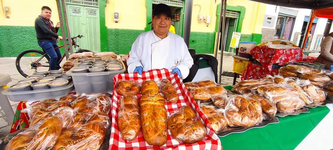 ElCentinelaTV's tweet image. #Creatividad #Originalidad #Sabores #FeriaDelPan #ColadaMorada #Montúfar 
Creatividad, originalidad y sabores, fueron los ingredientes perfectos durante la Feria del Pan y Colada Morada, realizada el dos de noviembre en San Gabriel, cantón Montúfar.