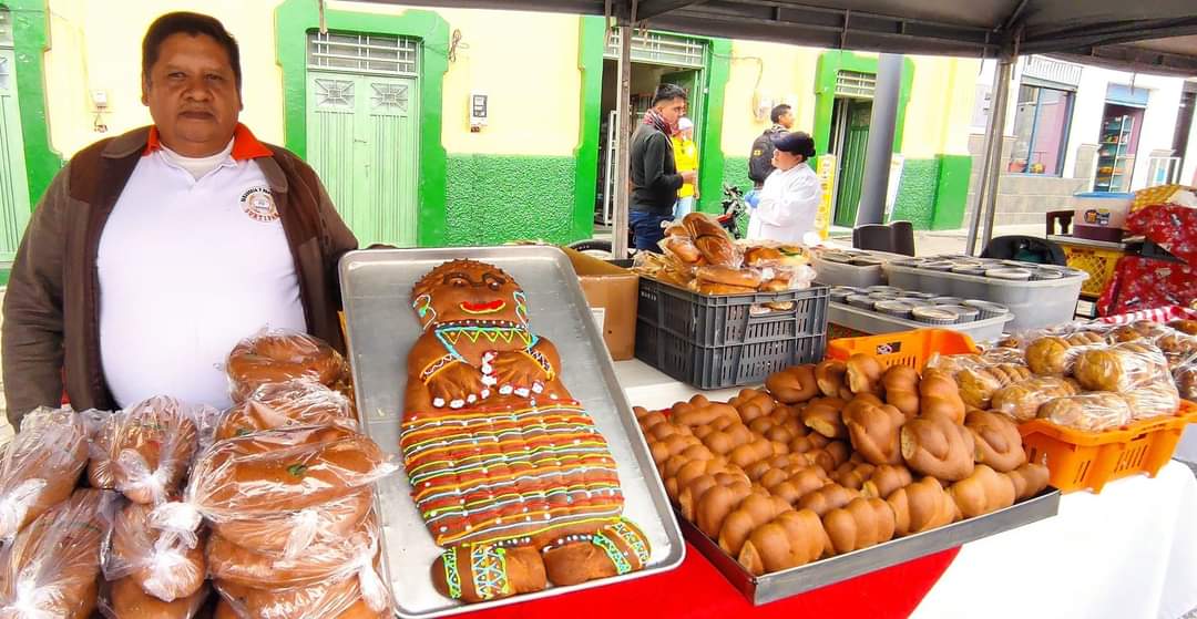 ElCentinelaTV's tweet image. #Creatividad #Originalidad #Sabores #FeriaDelPan #ColadaMorada #Montúfar 
Creatividad, originalidad y sabores, fueron los ingredientes perfectos durante la Feria del Pan y Colada Morada, realizada el dos de noviembre en San Gabriel, cantón Montúfar.