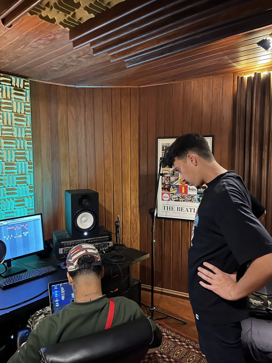 Quando você vai xeretar o que o parceiro ta produzindo no estúdio 😅: