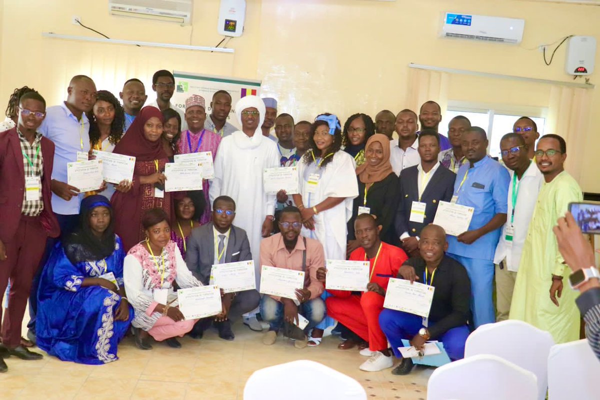 abakarRT's tweet photo. 𝐀𝐔𝐃𝐈𝐄𝐍𝐂𝐄 

Nous avons reçu cet après midi les journalistes culturels pour les encourager et les félicités pour leurs efforts en faveur de la Culture. 
Une rencontre motivée suite à la formation de ces derniers, organisée avec l’association des journalistes culturels du Tchad en partenariat avec le Ministère de la Communication.

Nous avons rassurés les journalistes culturels quand à leurs implications et accompagnements par notre Département. 
Aussi, nous avons été honoré par une attestation de reconnaissance pour encourager nos actions en faveur de la Culture et des journalistes culturels.

Comme le veut le Général Mahamat Idriss Deby Itno, Président de Transition, Président de la République, Chef de l’Etat et Monsieur Saleh KebzaboS, Premier Ministre, Chef du Gouvernement, nous demeurons toujours plus proche de tous acteurs culturels afin de traduire la vision des Plus Hautes Autorités en des actions concrètes pour le rayonnement de la Culture Tchadienne.