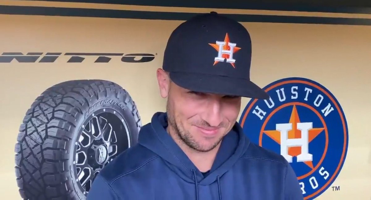 astros4ever123's tweet photo. Seager thinking he really said something, meanwhile Bregman is probably like this 

#rentfree https://t.co/5gj4nWhBlw