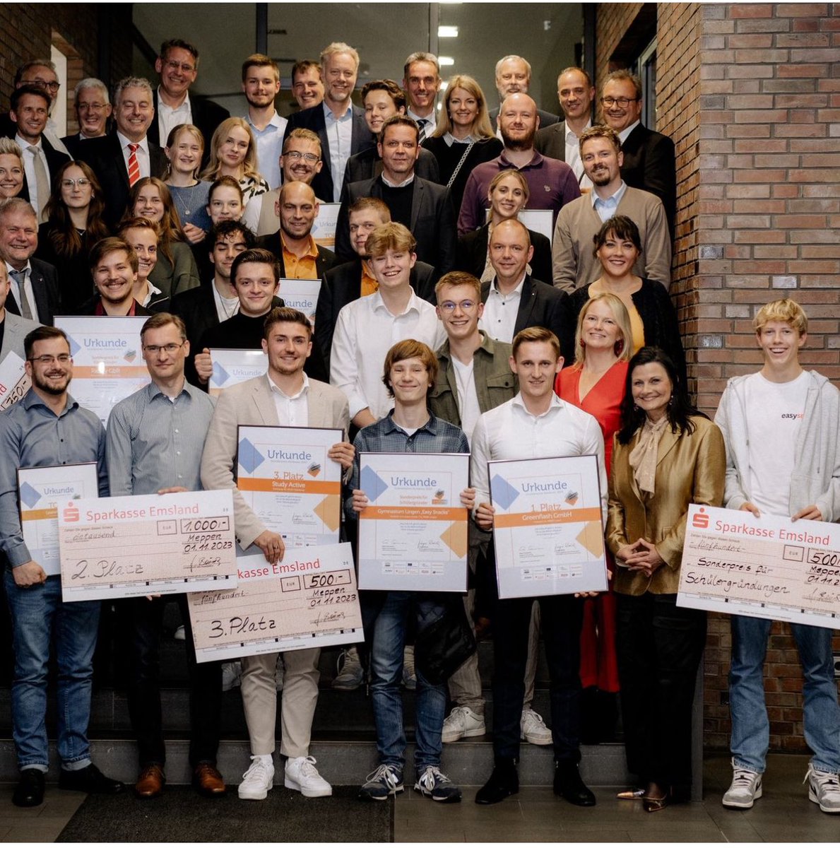 designstuuv's tweet photo. Die Verleihung des Gründerpreises Nordwest 2023 war in diesem Jahr besonders emotional. Durch eine tolle Rede von Schirmherrin #GittaConnemann und erstmalig ein Preis für Schülergründungen im Nordwesten #gründerpreis #jurymitglied #meppen #oldenburg #ostfriesland #aurich #emden https://t.co/hGUzk5hOeX